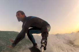 Un surfeur amputé conçoit une prothèse pour sportifs