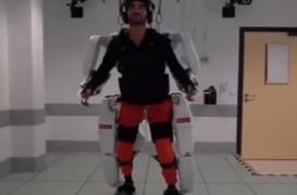 Il guide son exosquelette par la pensée: un tétraplégique arrive à marcher