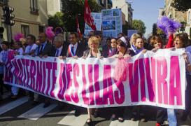 Des sages-femmes se déshabillent pour sauver une maternité