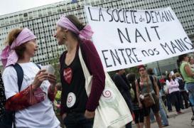 Les sages-femmes maintiennent la grève dans les maternités 