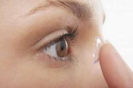 Lentilles non nettoyées : une étudiante devient aveugle