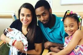 Un bébé vient au monde dans sa poche amniotique