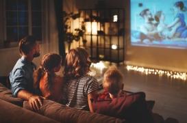 Parler aux enfants devant la télé est bon pour leur curiosité 