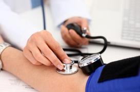 Comment une pression artérielle trop élevée accélère le vieillissement cérébral ?