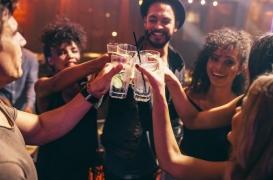 Alcool : qu'est-ce que le binge-drinking, cette nouvelle pratique néfaste pour le sommeil ?