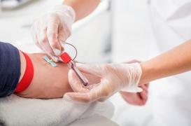 Alzheimer : diagnostiquer la maladie grâce à une prise de sang