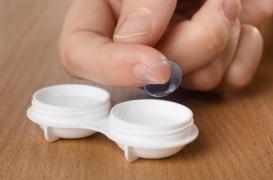 Lentilles de contact: des médecins alertent sur le risque d’infections graves de l'œil