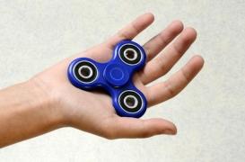 Hand spinner : une maman alerte sur les risques d'étouffement 