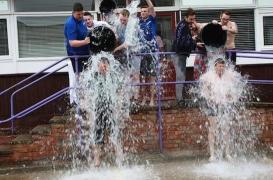 Maladie de Charcot : la suite de l'Ice Bucket Challenge arrive à Paris
