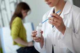 Cancer du col de l’utérus : espacer les frottis pour les femmes vaccinées