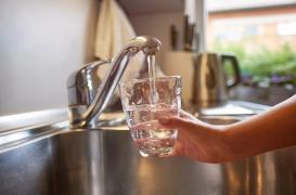 Et si l'eau du robinet cachait une menace insoupçonnée pour l'utérus ?