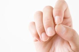 Sa douleur à la main durait depuis 40 ans : on lui diagnostique une tumeur sous l’ongle ! 