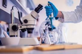 Maladies génétiques mortelles : faut-il généraliser les tests ADN ?