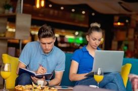 Alimentation : comment le stress des examens pousse les étudiants à se goinfrer de malbouffe 