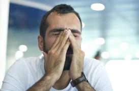 Après une chirurgie anti-rides, il ne peut plus fermer les yeux ! 