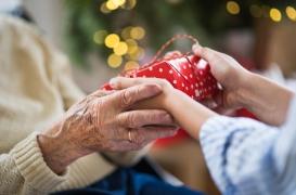 Comment passer un Noël serein avec un proche atteint de démence ?