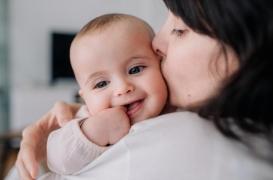 Pour les bébés, partager sa salive est une preuve de proximité