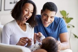 Accentuer les mots devant bébé l'aide dans l'apprentissage de la parole