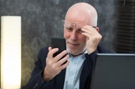 Regarder une lumière rouge pour limiter le déclin visuel