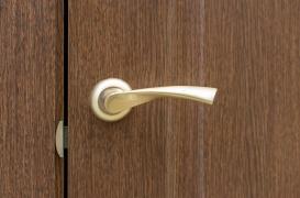 Limitation de la Covid-19 : cette innovation permet d'ouvrir les portes avec ses pieds