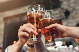 Alcool : voici pourquoi vous buvez plus quand vous êtes heureux