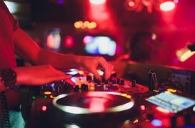 Covid-19 : pourquoi les discothèques vont rouvrir en “aveugle”