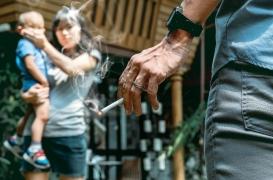 Tabagisme passif : sortir pour fumer ne protège pas suffisamment les enfants