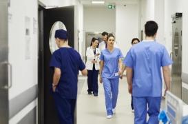 “Je me suis dit que je devais faire quelque chose” : ces Français solidaires avec les soignants