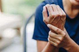 AVC : un gant vibrant aide les patients à récupérer de leurs spasmes musculaires