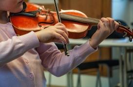 Elle joue du violon pendant son opération du cerveau pour guider les chirurgiens