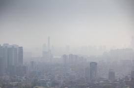 Comment la pollution augmente-t-elle le risque de mourir d'une maladie cardiovasculaire avant 65 ans ?