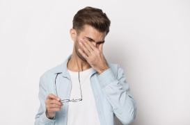 Tatouages des yeux : quels sont les risques ? 