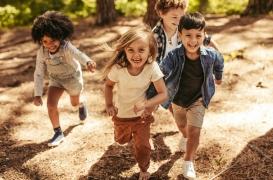 Laissez vos enfants jouer dehors, c'est bon pour leur microbiome ! 