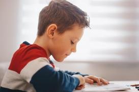 Vue et concentration : attention à la fatigue des yeux des enfants