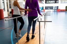 Prothèse de hanche : la vitesse de marche avant l’opération prédit le rétablissement futur