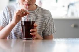 Alcool : les enfants buvant quotidiennement des sodas risquent davantage d’en consommer