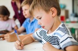 Les enfants scolarisés tôt ne gardent pas longtemps leur avantage