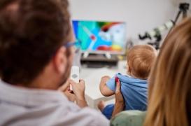  Regarder la TV avec son enfant peut aussi être positif pour son développement