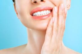 Maladie hormonale : des poils lui poussent sur les gencives 