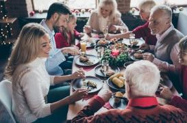 Voici pourquoi les grands-parents entendent mal pendant le repas de Noël