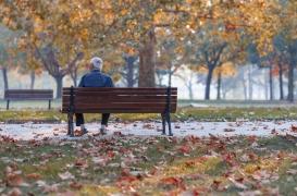 Solitude chez les seniors : une souffrance, mais pas un facteur de mortalité 