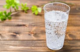 Eau gazeuse et perte de poids : les effets restent minimes
