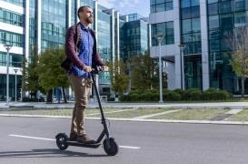 Trottinettes électriques : le casque et les gants bientôt obligatoires ? 