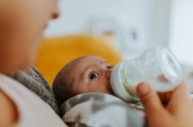 Bébé : le microbiote crée des neurotransmetteurs pour façonner le système immunitaire