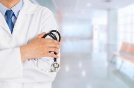 Soignants : pourquoi les médecins en blouse blanche rassurent 