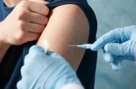 Vaccin AstraZeneca : le lien avec les cas de thrombose confirmé par l'EMA