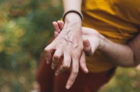 Polyarthrite rhumatoïde : ces facteurs hormonaux augmentent les risques chez les femmes