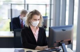 Masques: 38% des Français indiquent ne pas vouloir en porter en entreprise
