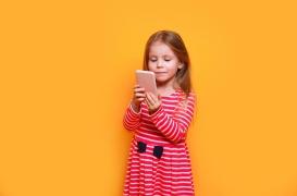 L’âge du premier smartphone impacte la santé mentale