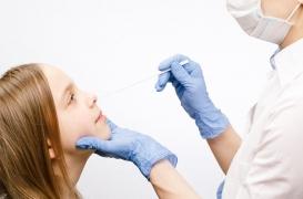 Feu vert pour les autotests et les tests antigéniques pour enfants : mode d’emploi